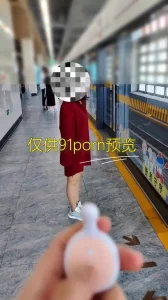 塞着跳蛋逛 各种人前露出，看看平时端庄高雅的人妻私下是什么样