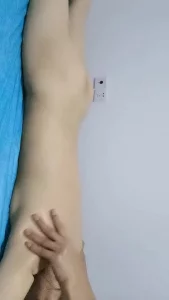 喷水瑶是什么意思老婆的闺蜜说是来按摩，其实是想被干，自己侧躺主动的样子真骚