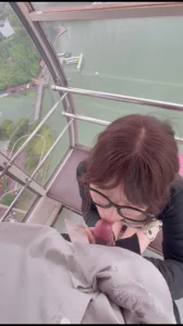 师生禁忌之恋骚母狗在摩天轮上迫不及待的口我，拎回家就是操